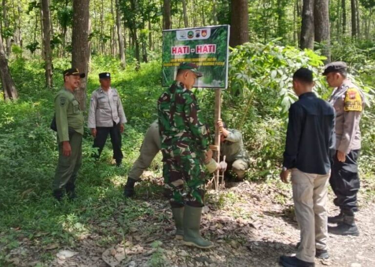 Perhutani Kebonharjo Gandeng Instansi Terkait Pasang Plang Imbauan di Kawasan Hutan