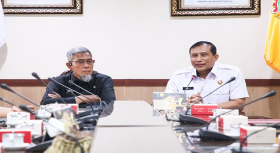 Dipimpin Deputi Geostrategi Mayjend TNI Ari Yuliyanto, Tim Sosialisasi Dewan Pertahanan diterima Sekretaris Daerah Provinsi Jateng, Sumarno, mewakili Gubernur Jawa Tengah Ahmad Luthfi dan Wakil Gubernur Taj Yasin Maimoen (Gus Yasin), di ruang kerja Gubernur, Kamis (27/11). [Foto: Dok Humas]