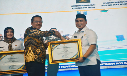 Wakil Gubernur Jawa Tengah Taj Yasin Maemoen, mewakili Gubernur Jawa Tengah Ahmad Luthfi, menerima penghargaan Rekor MURI untuk Pembentukan Pos Bantuan Hukum Desa/Kelurahan Terbanyak di Satu Provinsi (8.563 Posbankum), Rabu (19/11). [Foto: Dok Humas]