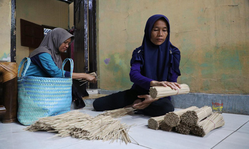 Kelompok Pengrajin Tusuk Sate Banyumas Dapat Bantuan PLTS dari Pemprov Jateng