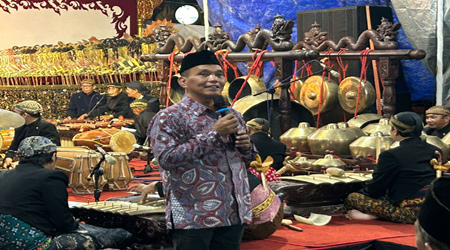 Ketua DPRD Jateng Sumanto : kesenian tradisional perlu tampil dengan wujud yang baru untuk beradaptasi sesuai perkembangan zaman. [Foto: Dok Humas]