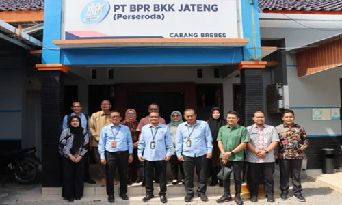 Komisi C DPRD Jateng Monev di PT BPR BKK Jateng (Perseroda) Cabang Brebes. [Foto: Dok Humas]