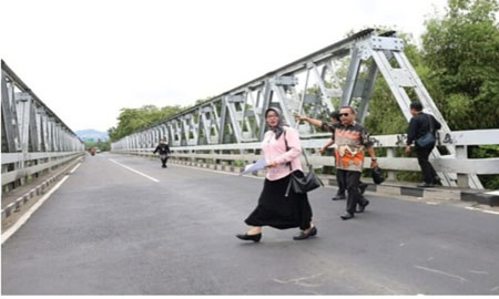 Komisi D DPRD Provinsi Jateng melakukan monitoring dan evaluasi (monev) ke Wonogiri meninjau kondisi Jembatan Nguter, Kamis (6/11). [Foto: Dok Humas]