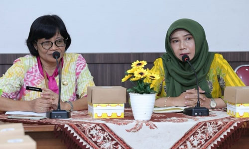 Sekretaris Komisi B DPRD Jateng Soleha Kurniawati (kanan) dan PLt Kepala Cabang Dinas Kehutanan Provinsi Jateng Wilayah IX Christiana (kiri). [Foto: Dok Humas]