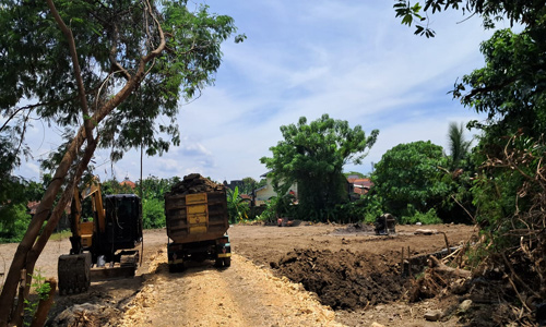 Pengerjaan pembangunan lapangan tenissedang berlangsung. [Foto: Dok Kominfo]