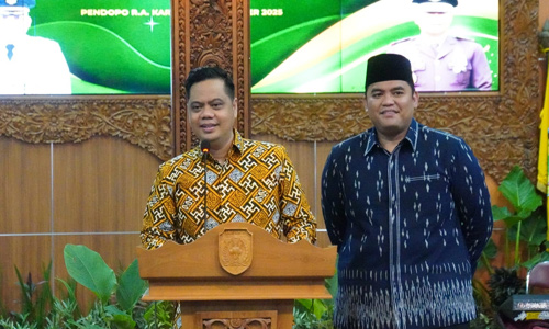 Bupati Jepara H. Witiarso Utomo dan Wakil Bupati Muhammad Ibnu Hajar bersama Forkopimda menyambut Kajari baru, Agung Bagus Kade Kusimantara, Senin (10/11) malam. [Foto: Dok Kominfo]