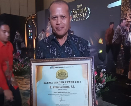 Bupati Jepara Witiarso Utomo sejak awal kepemimpinannya memiliki jargon ''Mulus'', sesaat setelah menerima piagampenghargaan Satria Leader Award 2025.[Foto: Dok Kominfo]