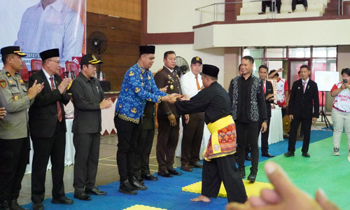 Bupati Jepara H. Witiarso Utomo membuka Kejuaraan Pencak Silat Dandim Cup 2025 dengan menyerahkan Golok sebagai dukungan terhadap pelestarian dan pengembangan seni bela diri tradisional, Senin (10/11). [Foto: Dok Kominfo]
