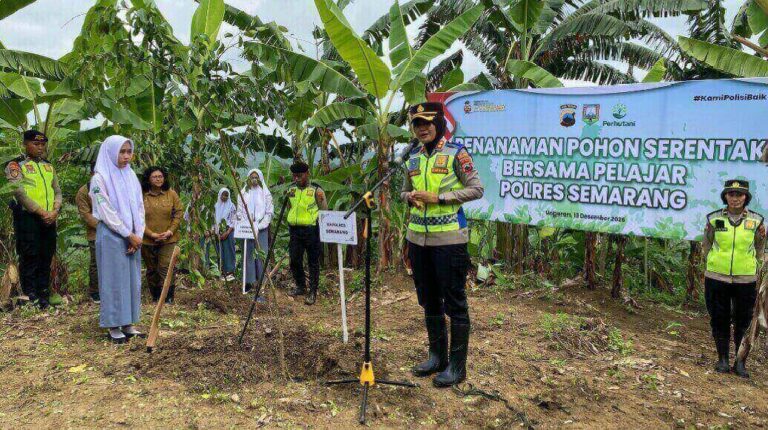 Jaga Ekosistem Hutan, Kapolres Semarang Gandeng Pelajar Tanam Pohon