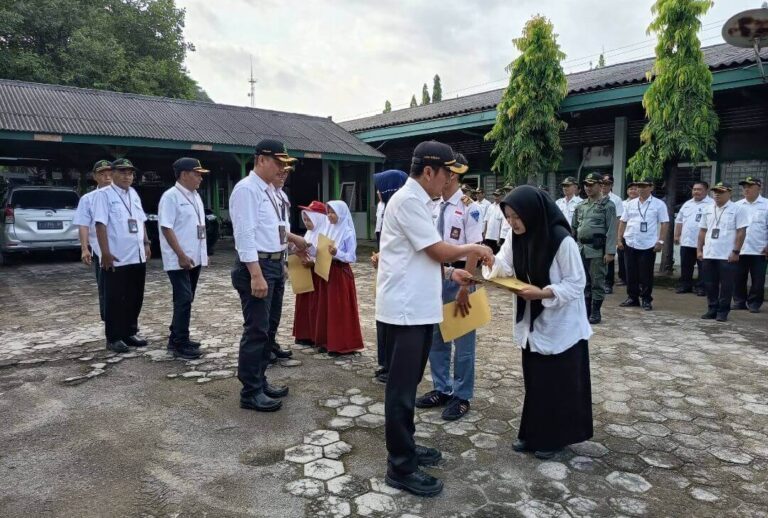Penyaluran bantuan pendidikan kepada putra-putri karyawan dan pensiunan Perhutani