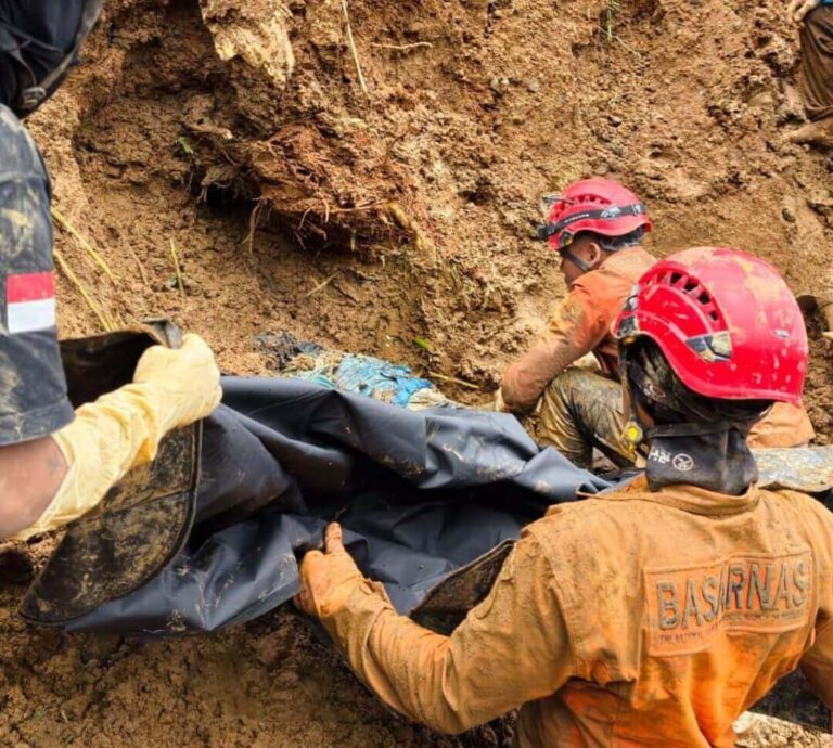 Evakuasi korban longsor lereng Gunung Slamet