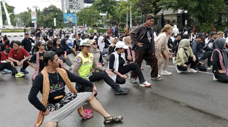 Flashmob Tari Jawa di CFD Jalan Pahlawan