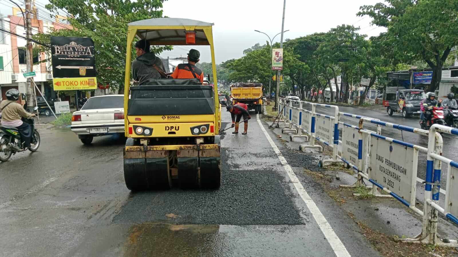 Penambalan jalan berlubang di Jl. Prof Hamka Semarang