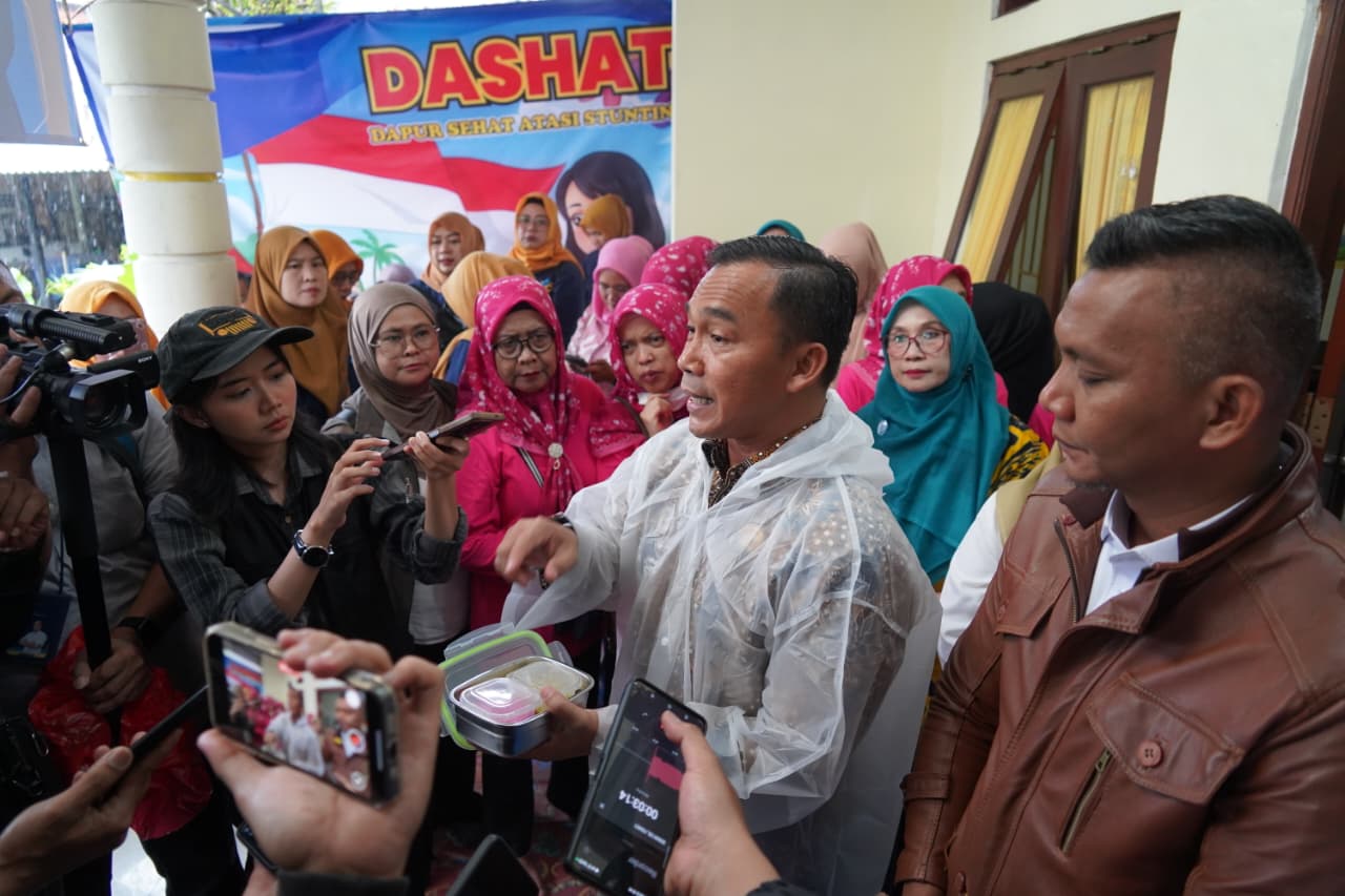 Menteri Wihaji Tinjau Penyaluran MBG 3B di Kampung KB Bakti Mulia
