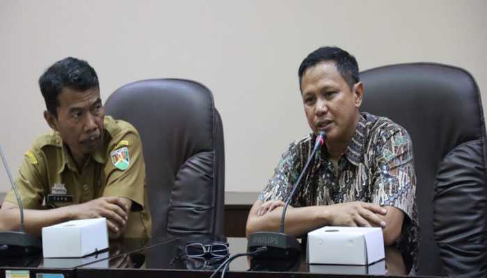 Ketua Komisi A DPRD Provinsi Jateng Imam Teguh Purnomo berdiskusi soal alih fungsi lahan di Magelang terkait kebijakan ketahanan pangan, Senin (26/1). [Foto: Dok Humas]