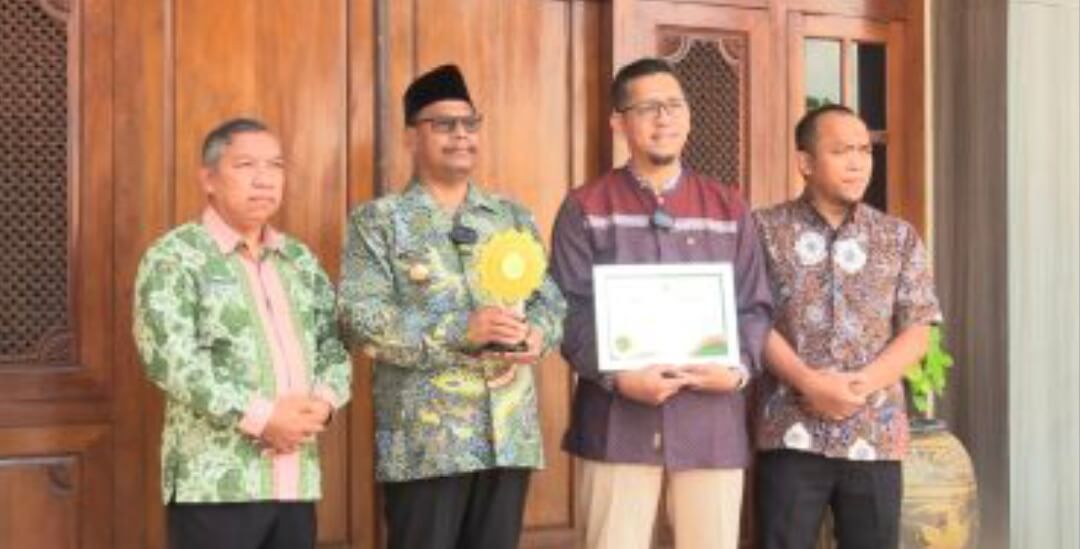 Rembang Raih UHC Award 2026