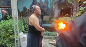 Empu sedang membuat Keris