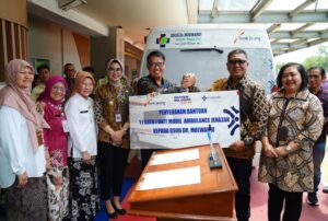 Bank Jateng menyerahkan bantuan satu unit ambulans kepada RSUD dr. Moewardi