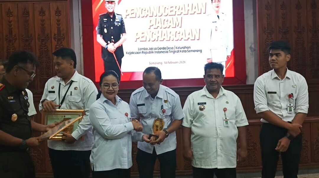 Penyerahan penghargaan Lomba JAGA DESA