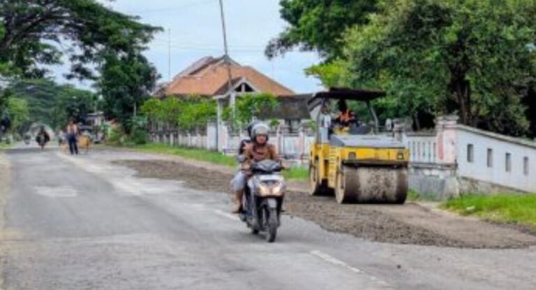 Perbaikan Jalan Utama Rembang