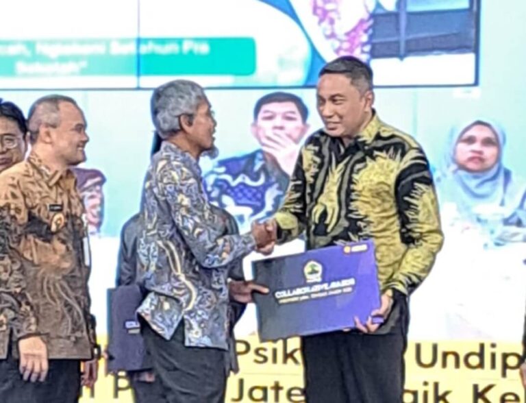 Unwahas Terima Penghargaan Perguruan Tinggi Terbaik se-Jawa Tengah 2026