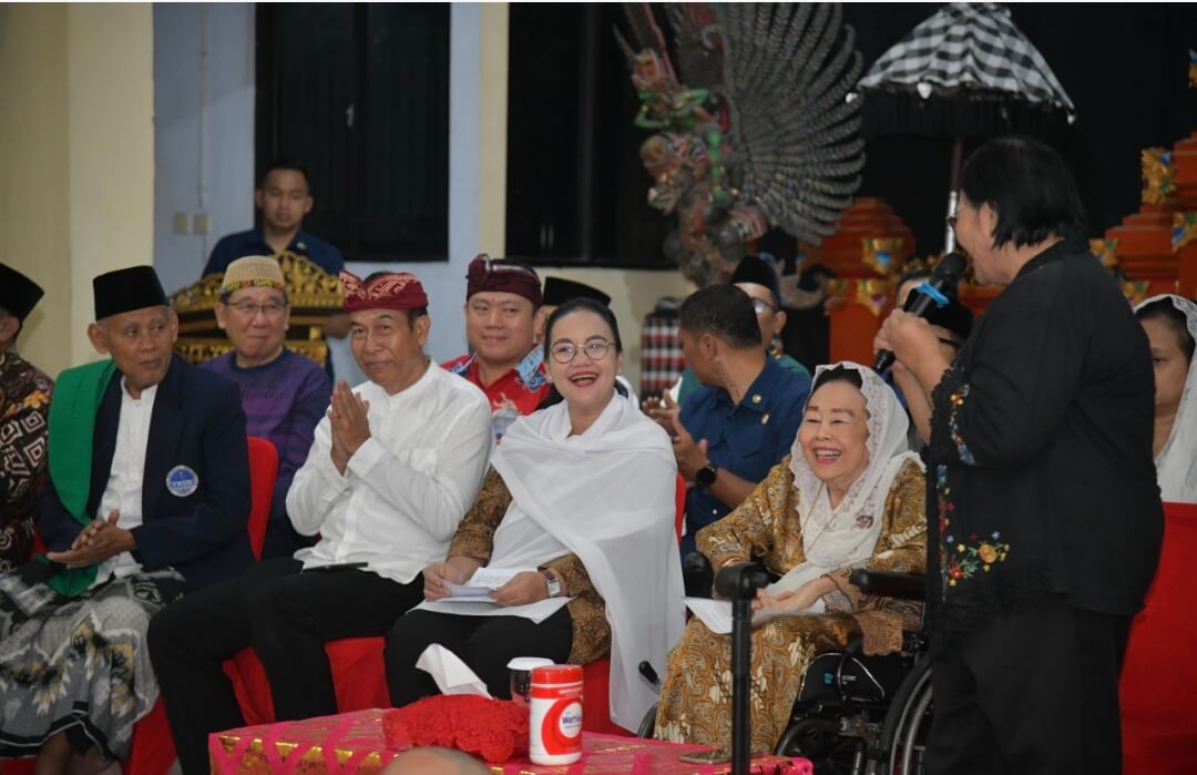 Agustina Sahur Bersama Sinta Nuriyah Abdurrahman Wahid di Pura Agung Girinatha