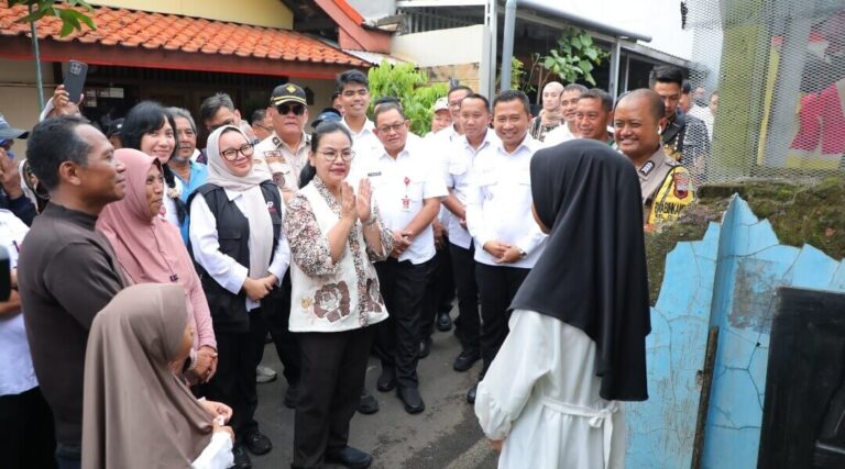Agustina Kunjungi Rumah Rusak Akibat Puting Beliung