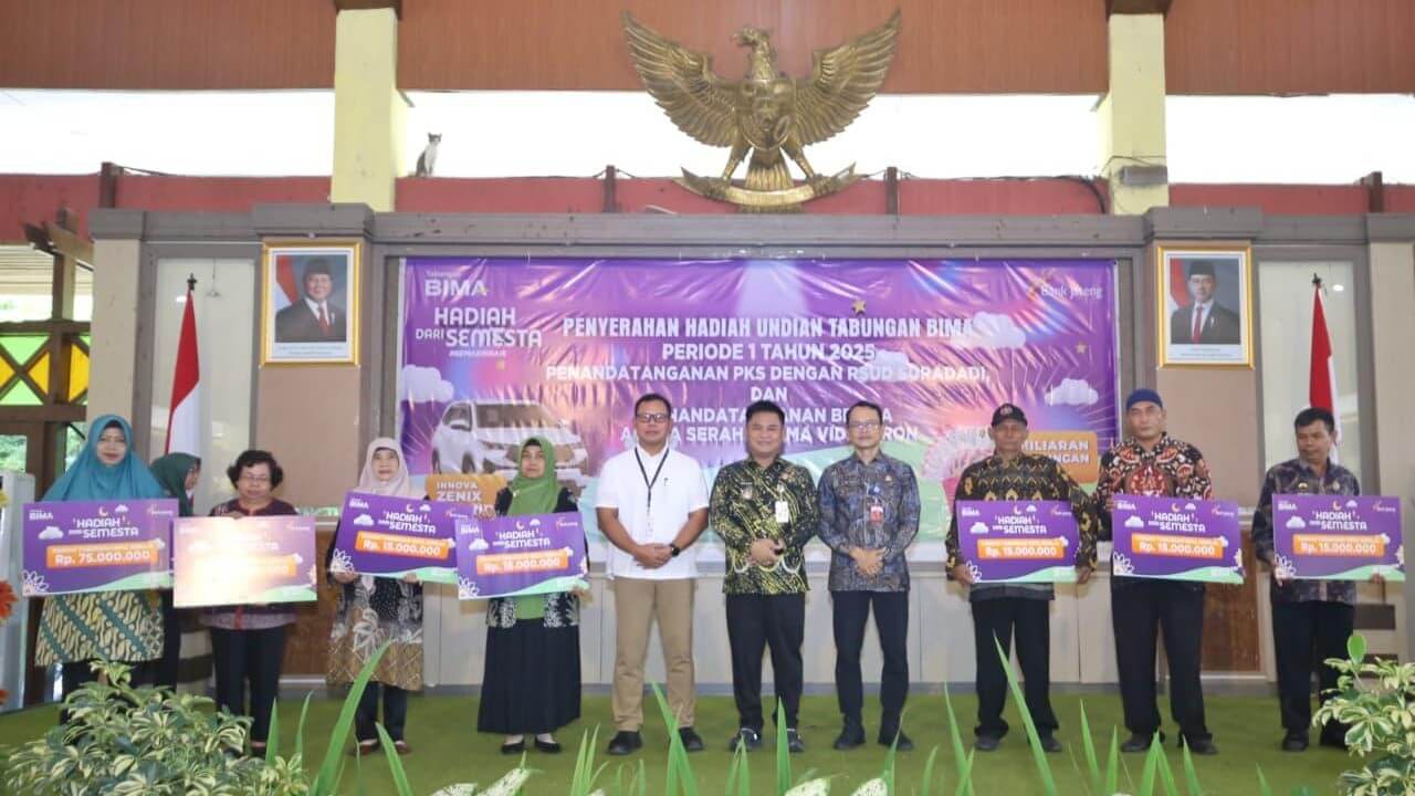 Bank Jateng Cabang Slawi menyerahkan Undian Tabungan Bima