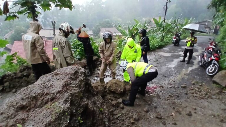 Longsor di Kaligawe Ungaran Timur