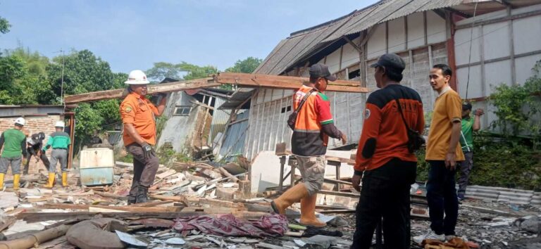 Pembongkaran Rumah Terdampak Tanah Bergerak di Cepu