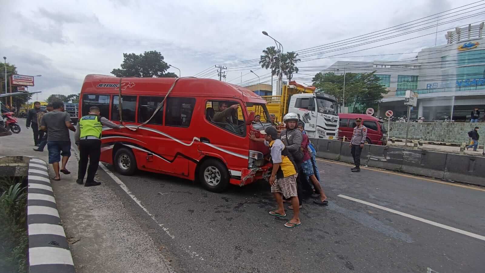 Angkot Terbalik di Bergas