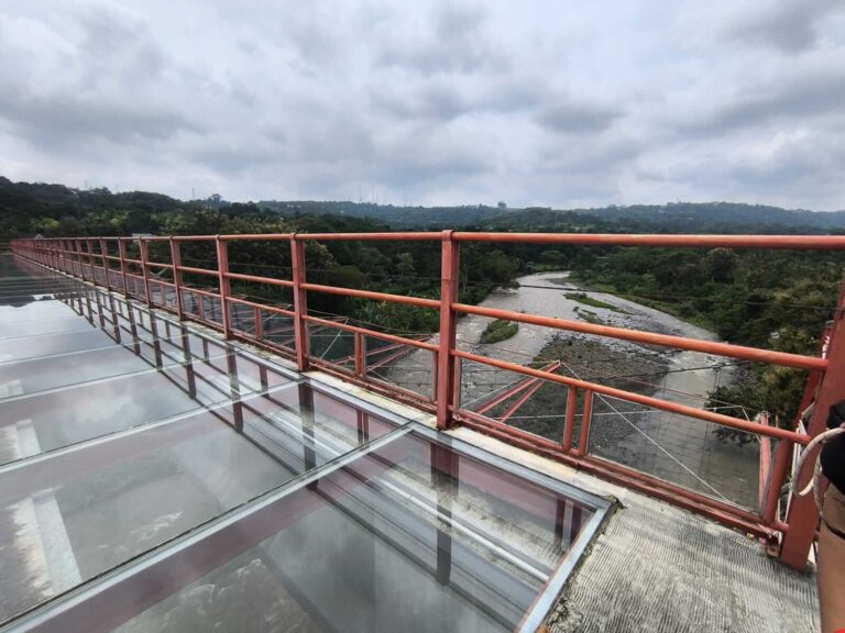 Jembatan Kaca Tinjomoyo Semarang