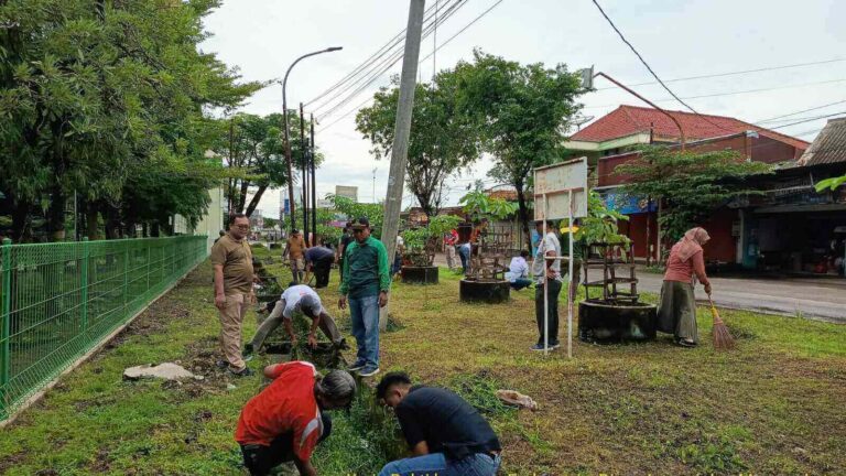 Perhutani Randublatung Kerja Bakti