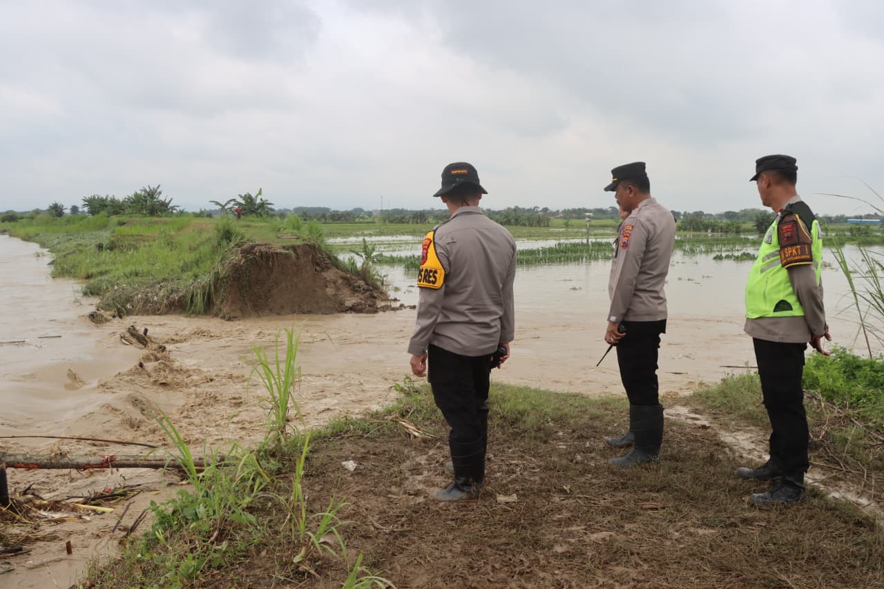 Tanggul Sungai Cabean Jebol