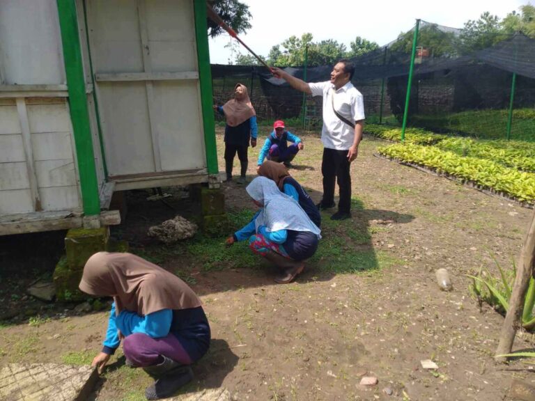 Perhutani Randublatung Gelar Kerja Bakti