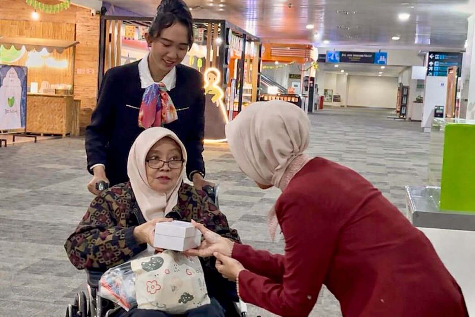 Pembagian takjil di Bandara Ahmad Yani Semarang