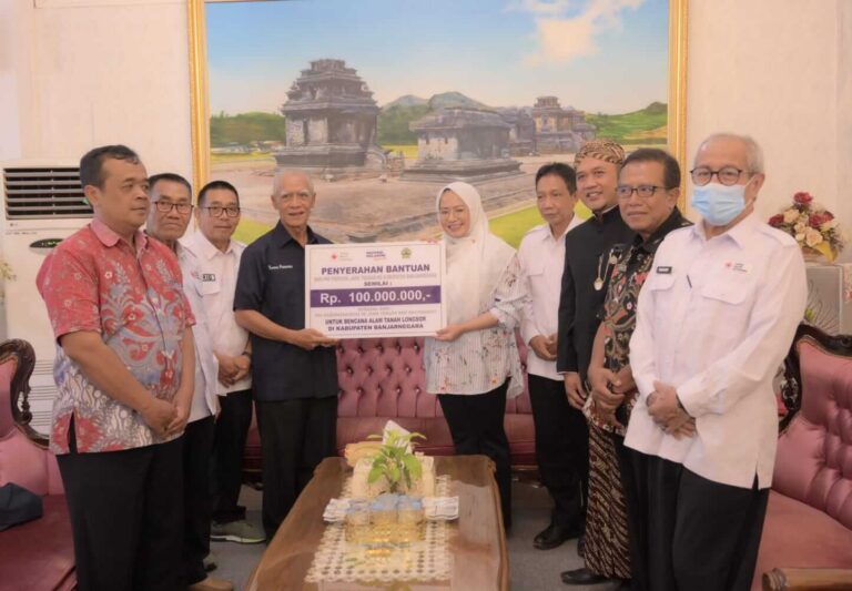 PMI Serahkan Bantuan untuk Korban Longsor Banjarnegara