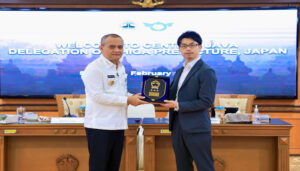 Gubernur Ahmacd Lutfi menerima kunjungan Delegasi Prefektur Shiga, Jepang, yang dipimpin Ketua Tim Delegasi Perdagangan, Perindustrian, Pariwisata, dan Tenaga Kerja Prefektur Shiga, Takeshi Tominaga, di ruang kerjanya, Rabu (11/2). [Foto: Dok Humas]