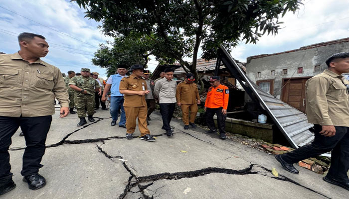 Gubernur Jateng Ahmad Luthfi mendampingi Wapres Gibran Rakabuming Raka ke lokasi bencana tanah bergerak di Tegal, Jumat (6/2). [Foto: Dok Humas]