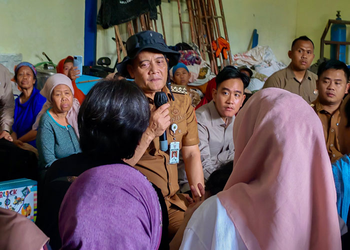 Gubernur Jateng Ahmad Luthfi mendampingi Wapres Gibran Rakabuming Raka ke lokasi bencana tanah bergerak di Tegal, Jumat (6/2). [Foto: Dok Humas]