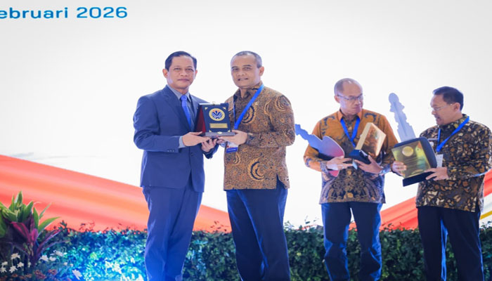 Gubernur Ahmad Luthfi Raih Penghargaan Pembina Terbaik Kinerja Pengelolaan Sampah 2026