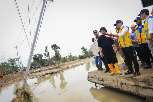 Gubernur Jawa Tengah, Ahmad Luthfi meninjau pemasangan jembatan armco di jalur utama Grobogan—Kota Semarang, Selasa (17/2). [Foto: Dok Humas].