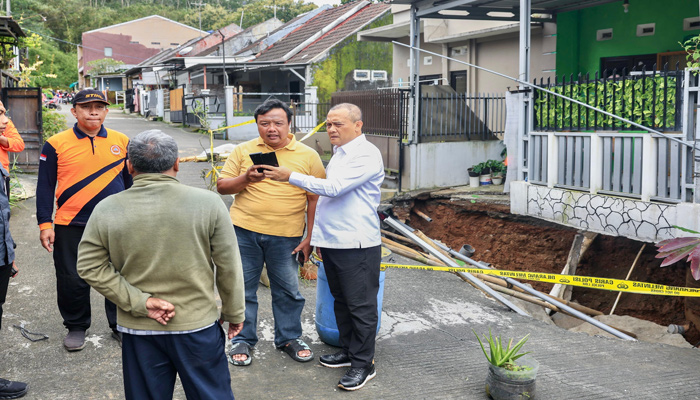 Gubernur Jawa Tengah mengujungi lokasi tanah amblas di Perumahan Griya Bukit Jati Asri, Kelurahan Kalirejo, Kecamatan Ungaran Timur, Kabupaten Semarang, Jumat (13/2). [Foto: Dok Humas]