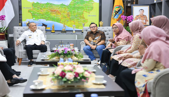 Gubernur Ahmad Luthfi menerima audiensi jajaran Pimpinan Wilayah Nasyiatul ‘Aisyiyah (PWNA) Jawa Tengah, di ruang kerja Gubernur, Rabu (11/2). [Foto: Dok Humas]