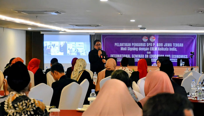 Ketua Dewan Pimpinan Daerah Perkumpulan Asosiasi Dosen dan Ahli Republik Indonesia (DPD ADRI) Jawa Tengah yang baru dilantik, Prof. DR. Taufiqullah MHum di Hotel Louise Kiene Pemuda, Semarang, Sabtu (14/2). [Foto: Dok Humas UPS]