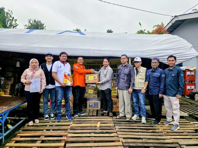 Rektor Universitas Pancasakti (UPS) Tegal, Prof Taufiqullah dan Tim Satgas Peduli Bencana memberikan satunan kepada warga terdampak Bencana Tanah Bergerak di Desa Padasari, Kecamatan Jatinegara, Kabupaten Tegal, Minggu (15/2). [Foto: Dok UPS]