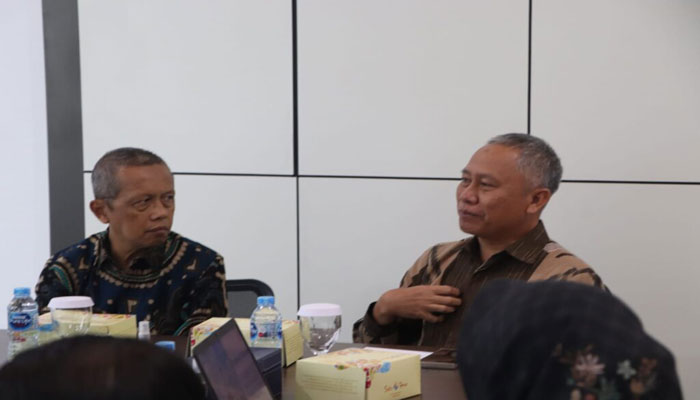 Ketua Komisi C Bambang Hariyanto Baharudin (kiri) dan Direktur Bisnis Kelembagaan & Unit Usaha Syariah Bank Jateng Oni Suharsono. [Foto: Dok Humas]
