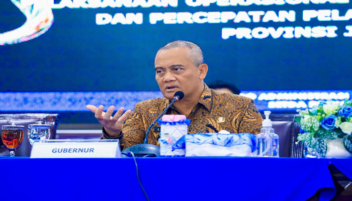 Gubernur Ahmad Luthfi memberikan arahan kepada organisasi perangkat daerah (OPD), Badan Usaha Milik Daerah (BUMD) dan Badan Layanan Umum Daerah (BLUD) di Kantor Gubernur, Selasa (10/2). [Foto: Dok Humas]