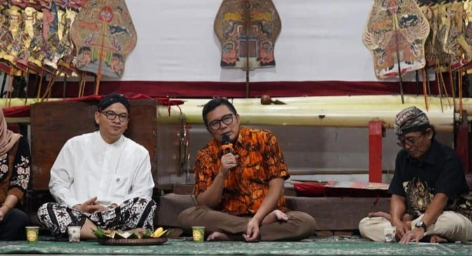 Wakil Ketua DPRD Jawa Tengah, Mohammad Saleh (berbaju batik) dalam Temu Komunitas Seni dan Tradisi Kota Semarang bertajuk "Membangun Karakter Bangsa dengan Seni Budaya" di Sanggar Rompok Seni Brotosejati. [Foto: Dok Humas]