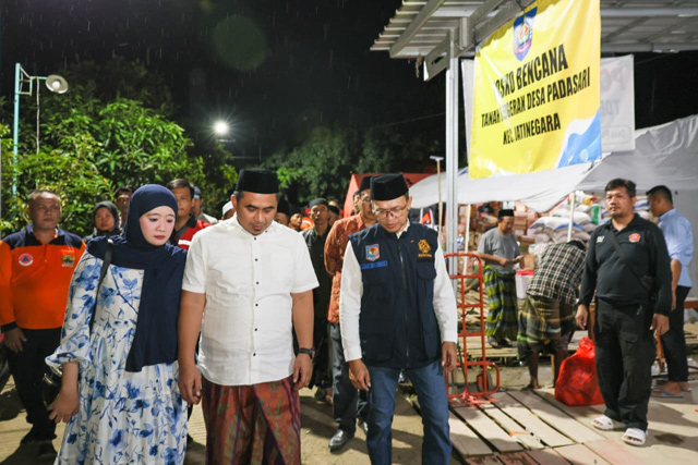 Wakil Gubernur Jeteng, Taj Yasin Maimoen sambangi pengungsi tanah gerak di pondok pesantren Al Adalah 2 di Desa Padasari, Jatinegara, Kabupaten Tegal, Selasa, (17/2) malam. [Foto: Dok Humas]